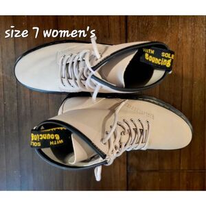 Ladies Dr Marten's size 7 Doc Martens Zavala new Hydro boot taupe